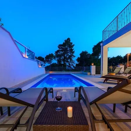 With Private Pool And Sea View ムリニ