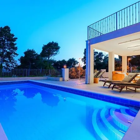 With Private Pool And Sea View ヴィラ ムリニ