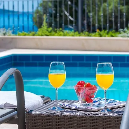 With Private Pool And Sea View ムリニ
